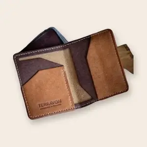 Carteira Bifold Vertical com Bolsos Inclinados